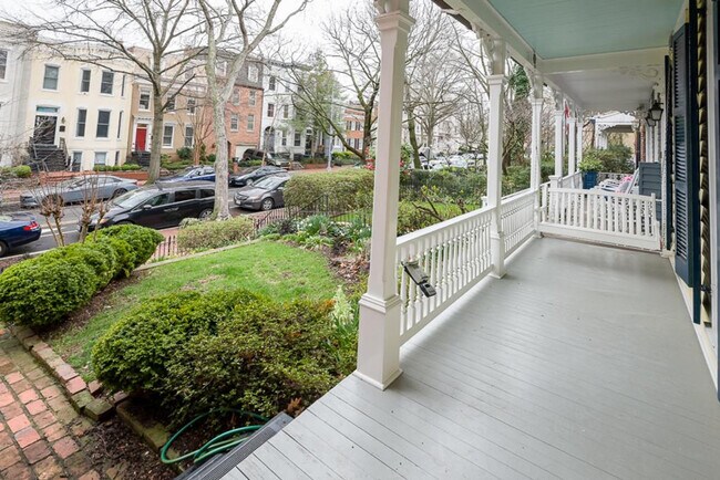 Building Photo - 27 3rd St NE