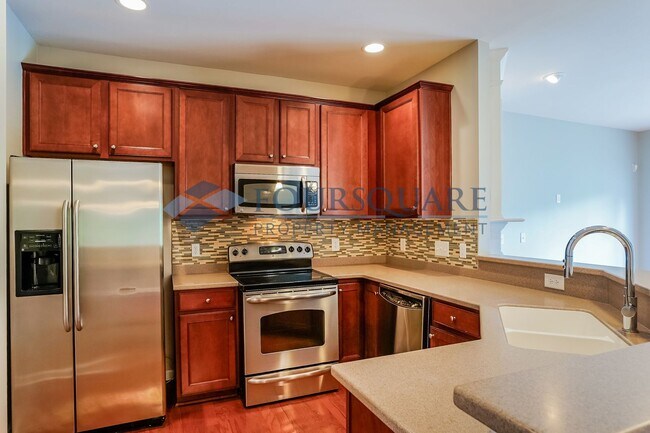 Building Photo - Townhome |Fenced Back Patio with Privacy F...