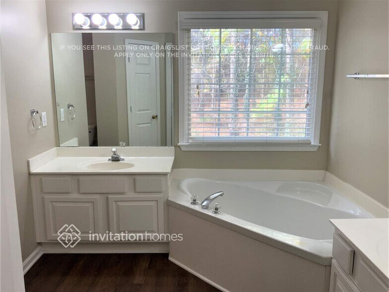 Building Photo - 925 Evian Dr NW