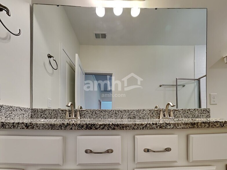 Building Photo - 226 Swan Dr