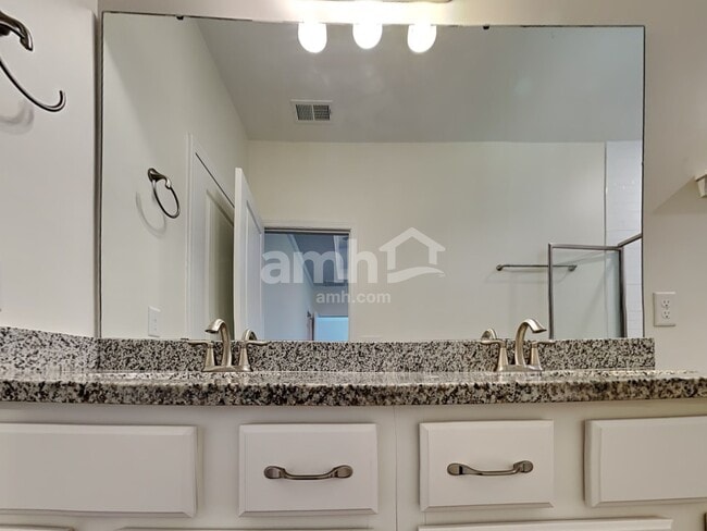 Building Photo - 226 Swan Dr