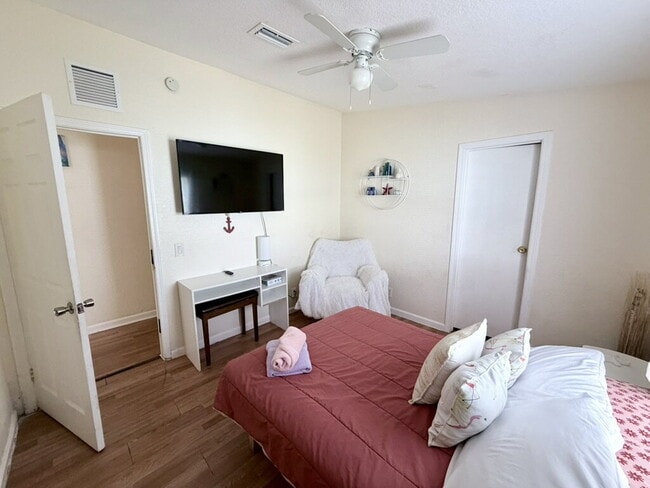 Building Photo - "Charming 1-Bedroom for Rent, Oasis in Vibrant West Palm Beach – Your Ideal Urban Retreat!"