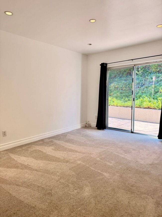 Building Photo - Gorgeous Tarzana Home