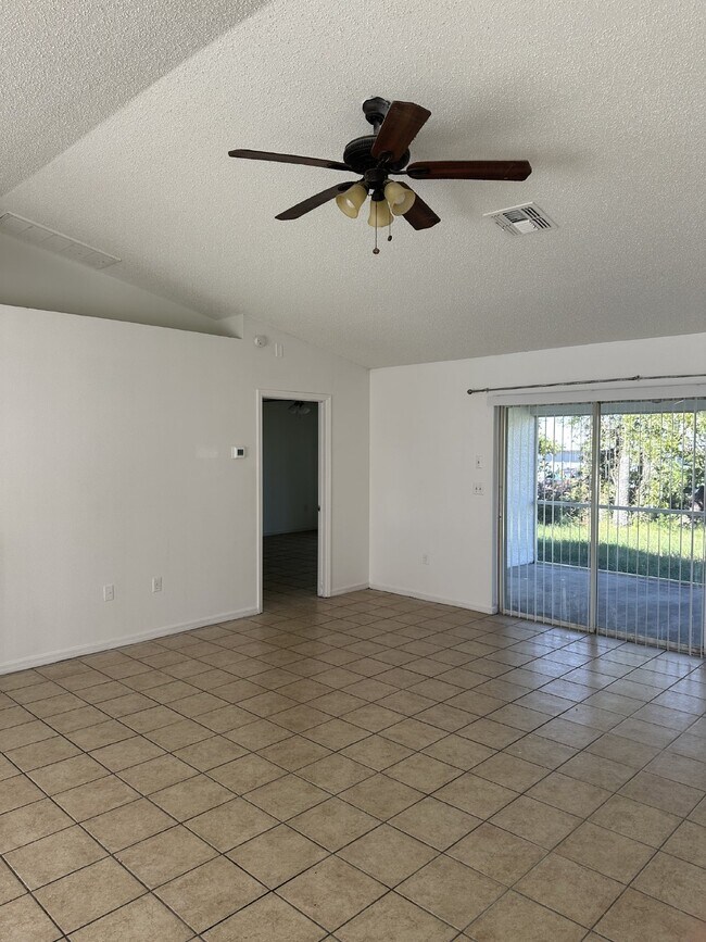 Building Photo - 4 Bedroom, 2 Bathroom, 2 Car Garage Home o...