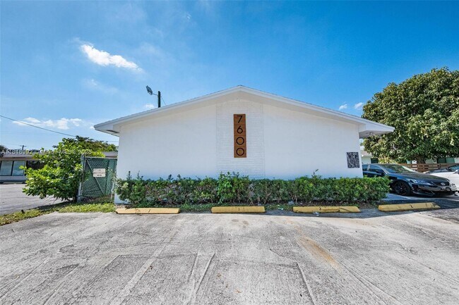 Building Photo - 7600 Pembroke Rd
