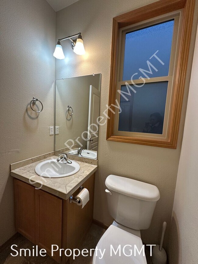 Building Photo - Lovely house with 4 bedrooms and 2.5 bathroom.