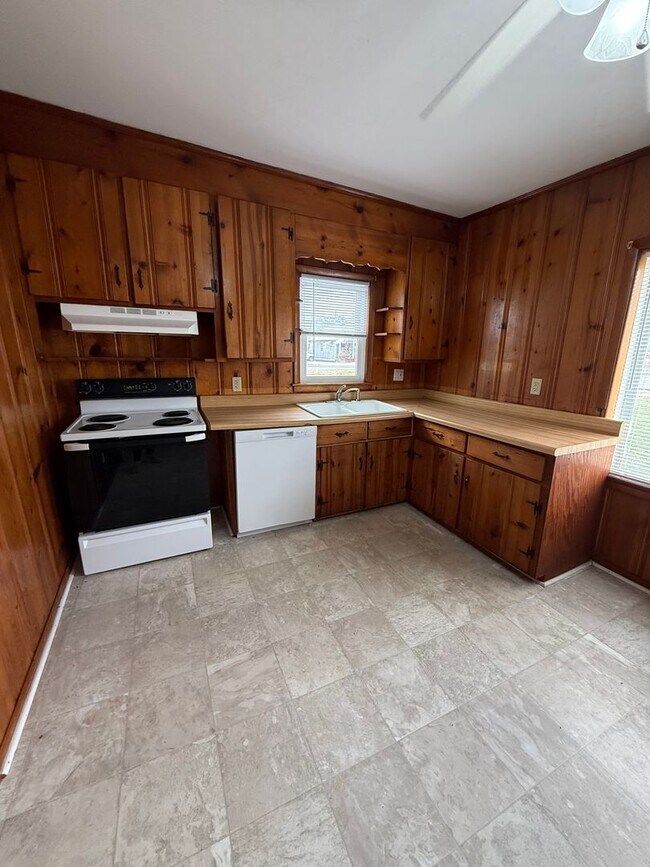 Building Photo - Main Street