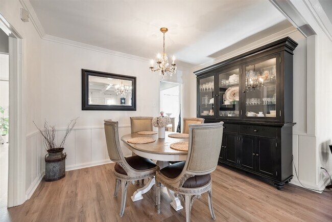 Building Photo - 2216 W Lotus Ave