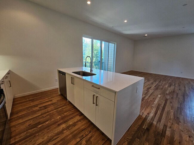 Building Photo - Minutes from Downtown, Uptown, Henderson, ...