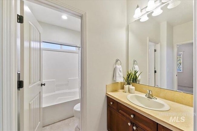 Building Photo - Gorgeous 4 bed 3 Bath Home Located in Meridian