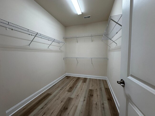 Building Photo - 120 Heathbrook Ln
