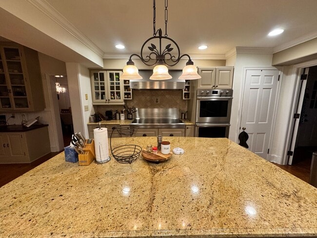 Building Photo - 906 Crescent Cir