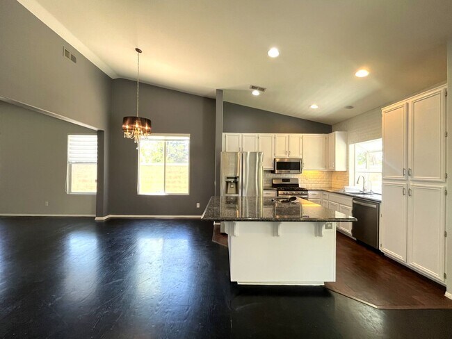 Building Photo - 3 bed, 2 bath located in Corona, CA!