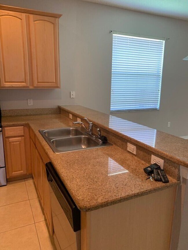 Building Photo - Beautiful 4/2 home in Lovely Venetian Bay ...