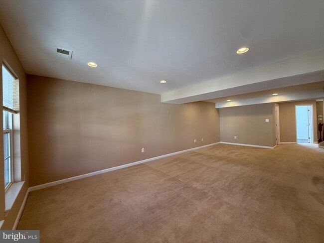 Building Photo - 60 Deerbrook Dr