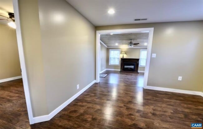 Building Photo - 221 Azalea Dr