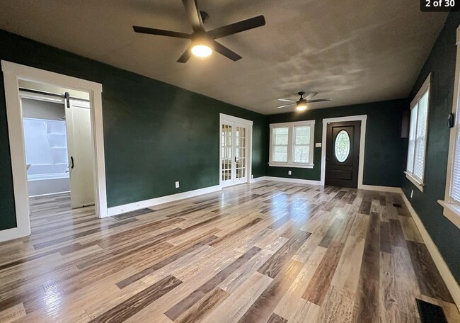 Building Photo - Don't Miss Out on this beautiful bungalow!