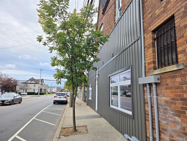 Building Photo - 143 Jericho Tpke