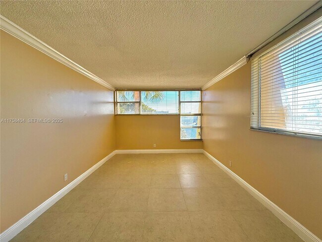 Building Photo - 920 NE 199th St