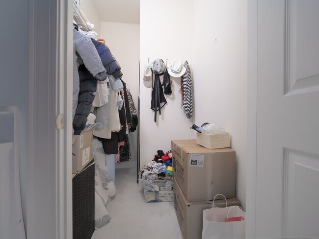 Building Photo - "Charming 3-Bedroom Condo with Cozy Fireplace - 1404 Sq Ft of Comfort in Prime NC Location!"