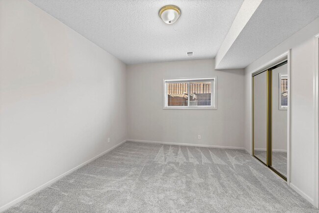 Building Photo - Four Bedroom Home Available in Overland Park