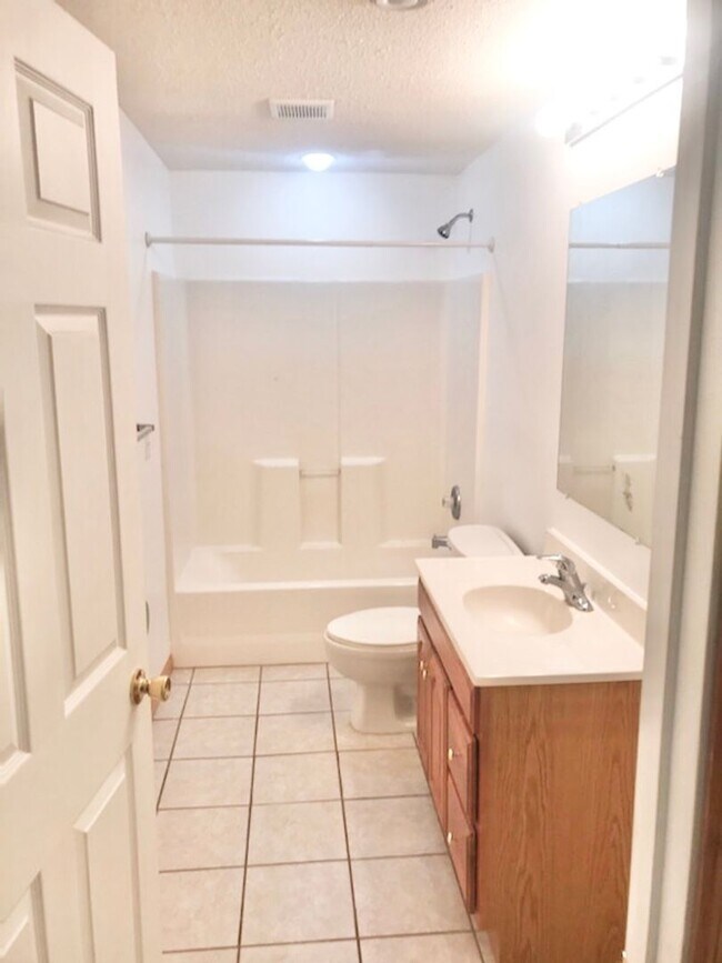Building Photo - 5 bed 2 bath House for Rent