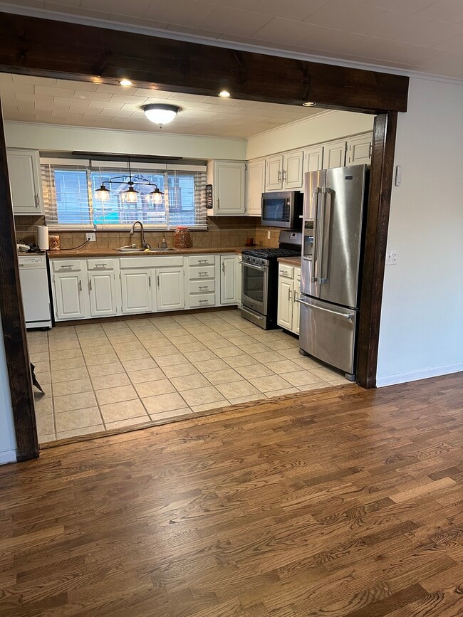 Building Photo - 615 Barton St