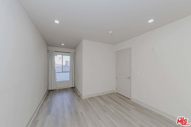 Building Photo - 848 Irolo St