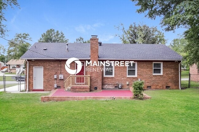 Building Photo - 3 Bedroom Pet-Friendly Home in GREENSBORO, NC with Main Street Renewal