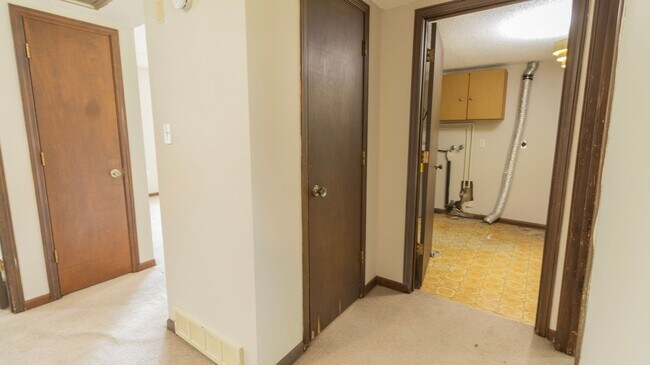 Building Photo - 613-615 Pear Tree Circle