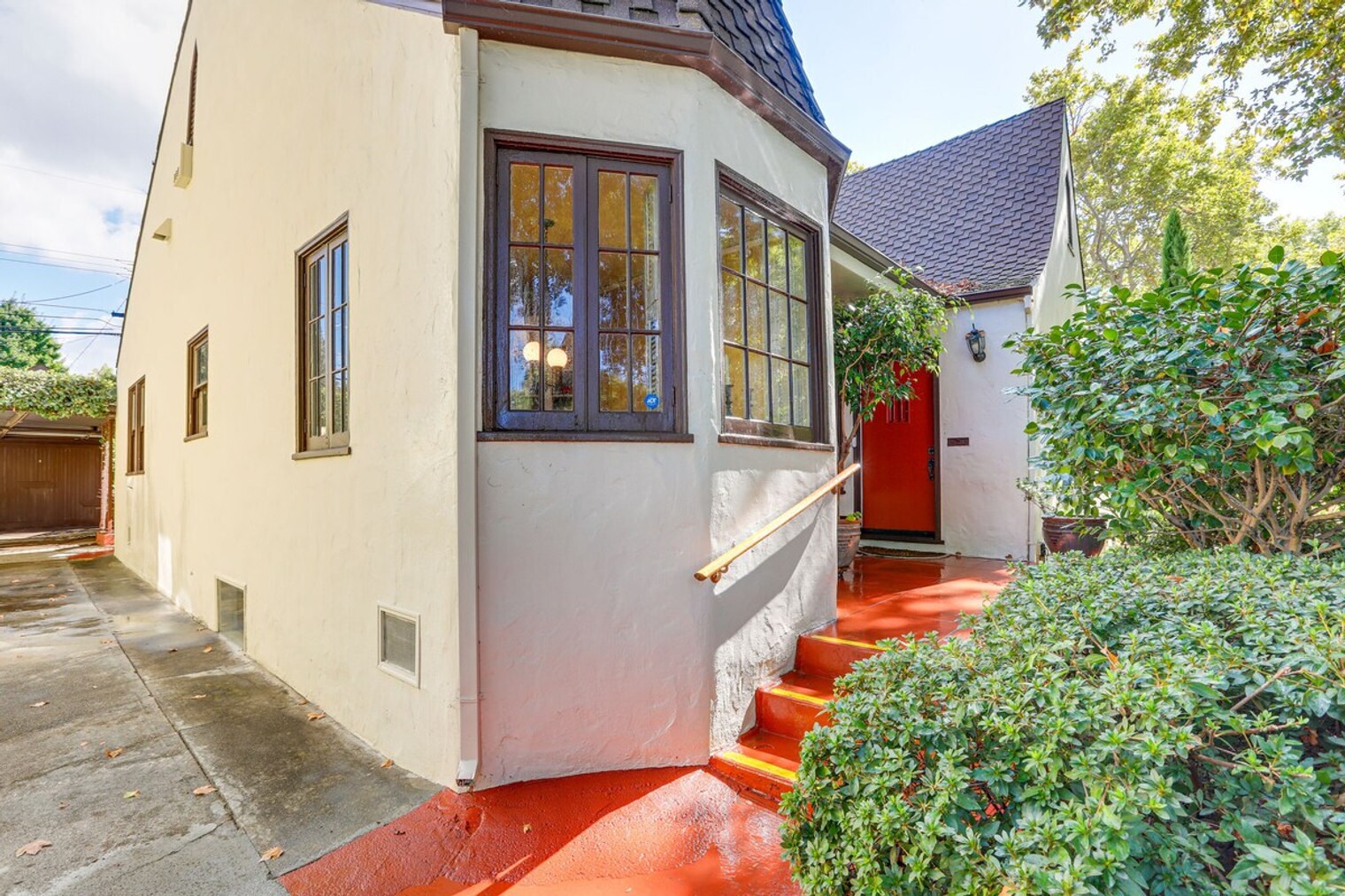 Building Photo - 2627 Land Park Dr