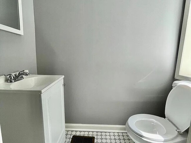 Building Photo - 2102 S Simpson St