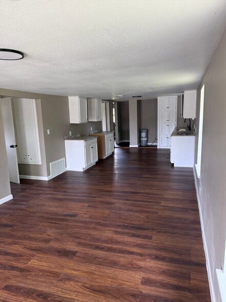 Building Photo - 209 N Rangeline St