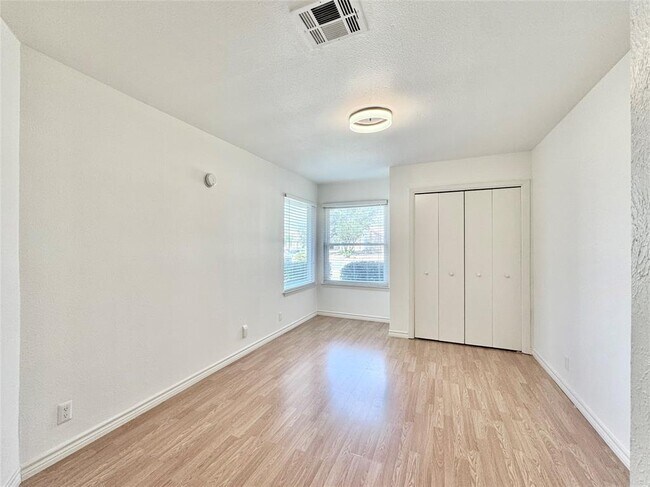 Building Photo - 1423 W Braker Ln