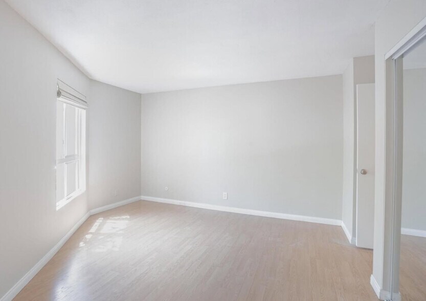 Building Photo - 8577 Rugby Dr