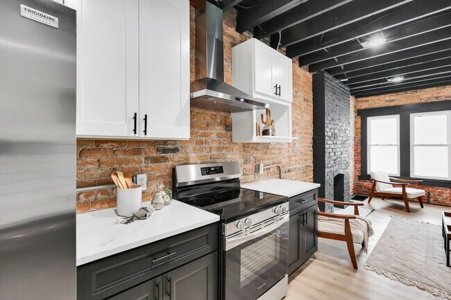 Building Photo - 1010 Bruck St