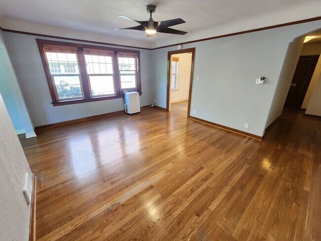 Building Photo - Queen's Court | A/C + Den | Renovated Kitc...