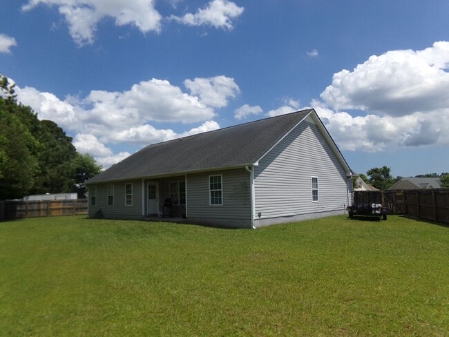 Building Photo - Just minutes from Cherry Point MCAS