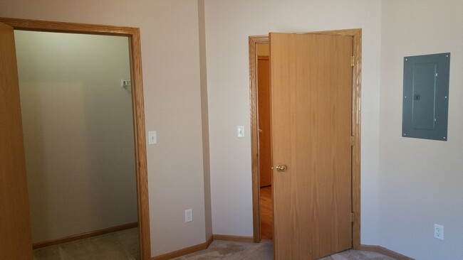 Building Photo - 2 bedroom, 1 bath condo on Iowa City's sou...