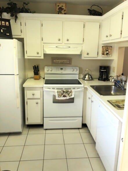 Kitchen - 9325 Lagoon Pl