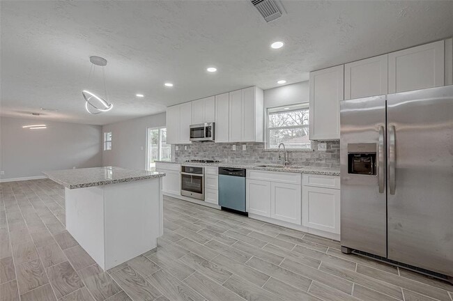 Building Photo - 300 Lane Dr