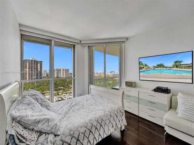 Building Photo - 7000 Island Blvd