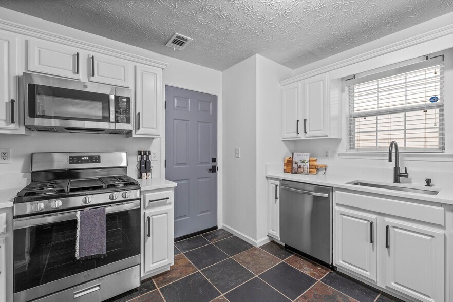Building Photo - 1484 Gates Cir SE