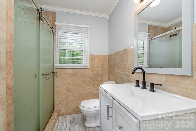 Building Photo - 1005 Home Trail