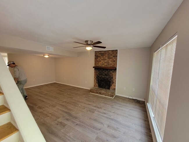 Building Photo - Nice Townhouse on Victory Dr