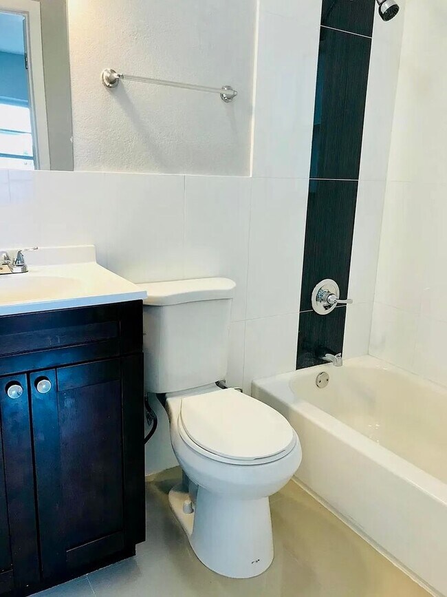 Building Photo - 535 NE 68th St