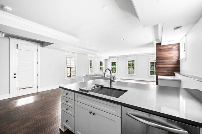 Building Photo - 1735 Hillmont Dr