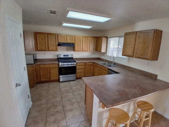 Building Photo - 1842 Santa Maria Ave