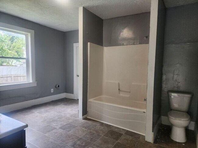 Building Photo - DEPOSIT SPECIAL - $250 !!