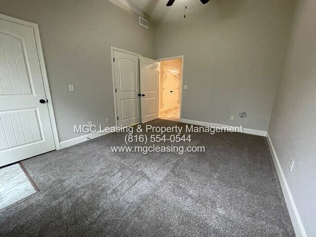 Building Photo - EAGLE CREEK LUXURY TOWNHOME